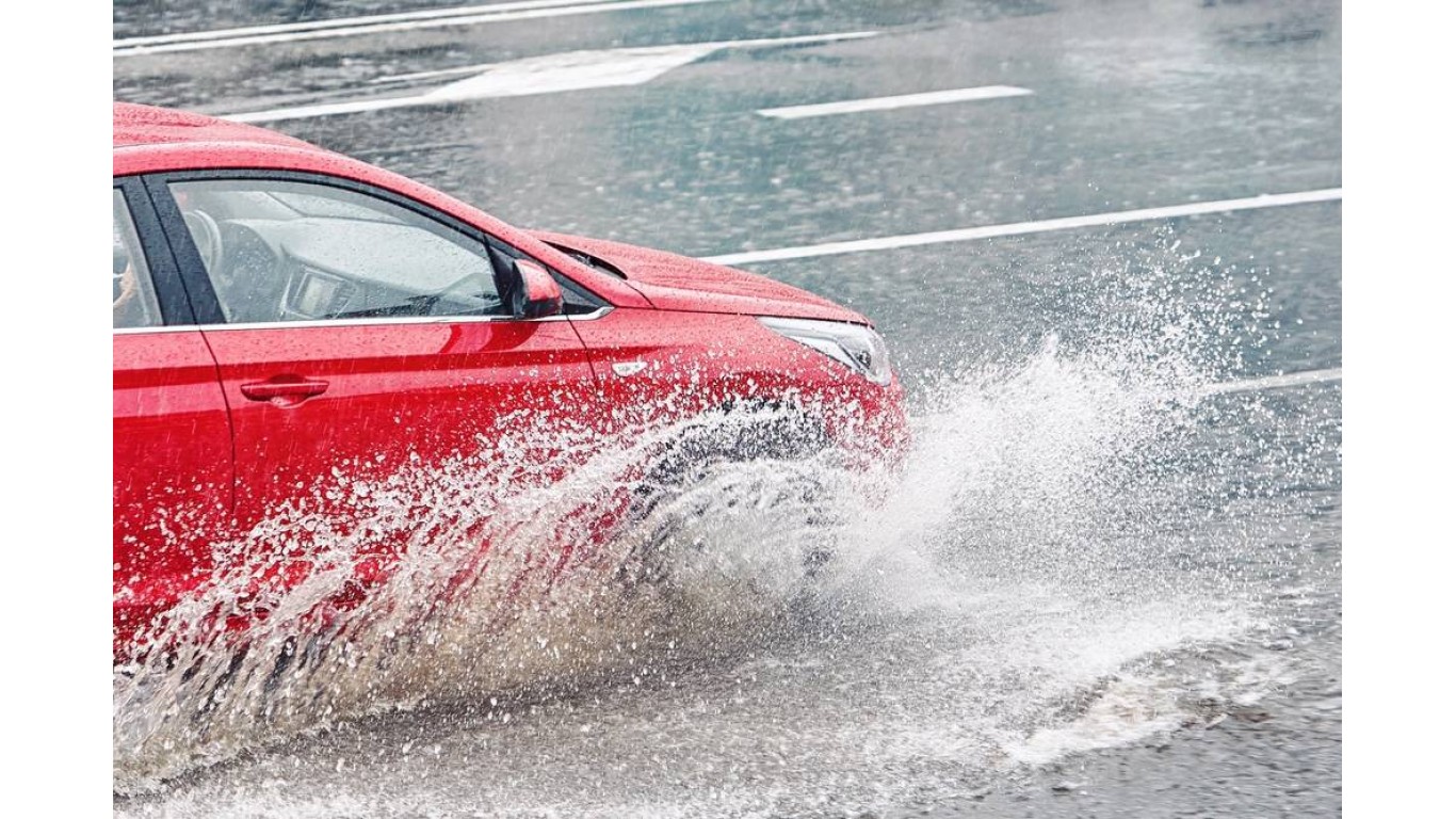 Aquaplaning – amikor a vezető is csak utazik az autóban